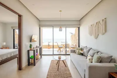 Image de Excellent beachfront apartment with pool.