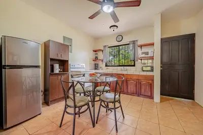 Cozy apartment with shared pool and private washer/dryer