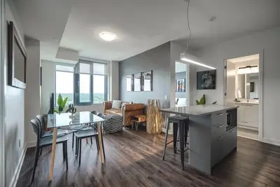 Image de Cozy 2br Apt with City Views, Near Lake Aquitaine