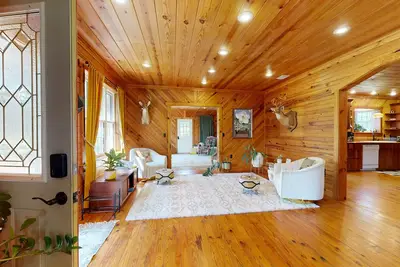 Full 3 ensuite home in fish camp community w\/ kayaks, bikes and boat parking