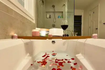 Image de Welcome to The Pearl: Your Perfect Family Getaway! Minutes from Attractions!