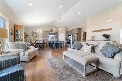 Image de Island Oasis - Immaculate & Newer 3br/3ba home + Game Room. Ice Fishing/Skiing++