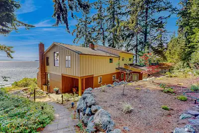 Family-friendly soundfront retreat with sprawling deck and expansive views