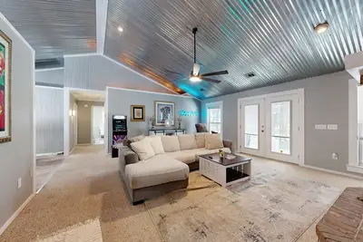 Image de Modern home with full kitchen, patio and access to pond