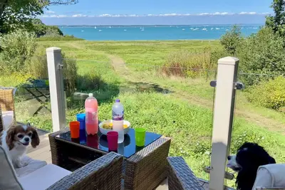 Image de Paws a While! caravan with uninterrupted views of Solent and direct beach access