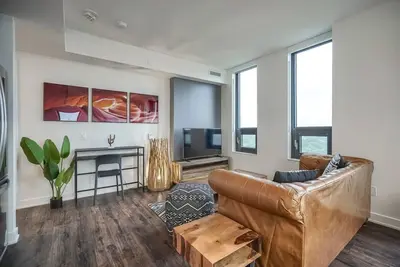 Image de Urban 3br with Lovely Views, Near Square One Mall