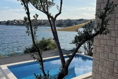 Image de Seafront Villa with swimming pool - stunning view and private access to the sea