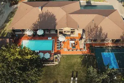 Image de Where Friends & Family Connect 5 Acre Pool Home