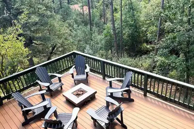 Image de Our Place In Pine - Cozy 3 Bedroom Cabin with 3 Decks Surrounded by Pines!