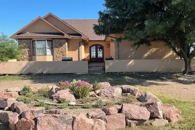 Image de Peaceful, country oasis! Come enjoy our lovely, 3-bedroom home on the plains!