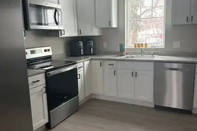 Image de 207 Brand new charming townhome that sleeps 8!