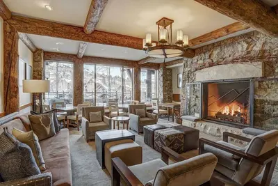 Image de Luxurious Ski-In/Ski-Out Condo with Mountain Views
