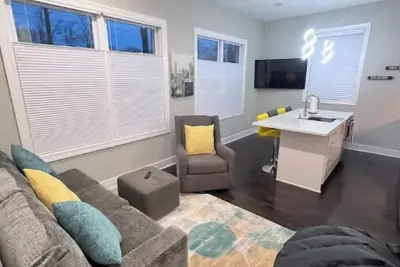 Image de Chic, quiet and comfy apartment.