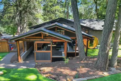 Image de Eugene Evergreen Escape by Les Chalets Stays is a fully renovated home perfect for families! Game room, play house, sauna, outdoor entertaining space and huge back yard.