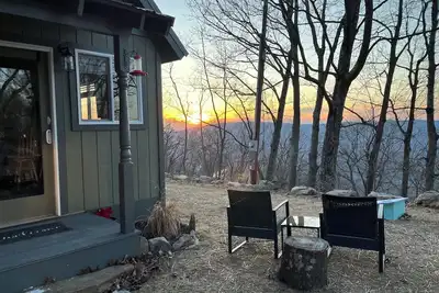 Image de Cozy Cabin. One room cabin with loft. Great sunsets & river view before Spring!
