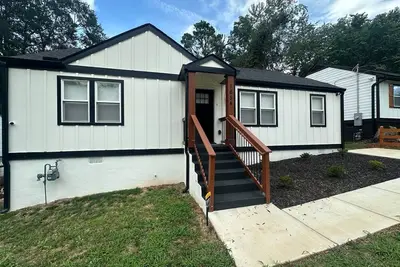 Image de One Room Shared Space in a Renovated modern style 3-bedroom home. Enjoy!