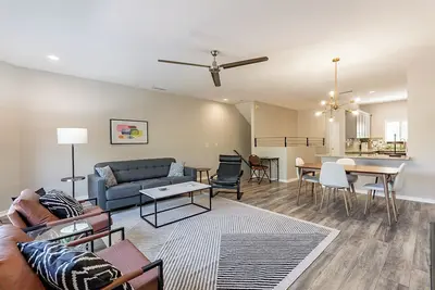 Image de Unique 3 Story, 3 En-suite, Garage & Rooftop deck