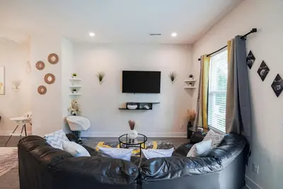 Image de Luxury 3br & 3ba townhouse • 5 Mins to Boa, Spectrum & Uptown • Fam & Biz Ready