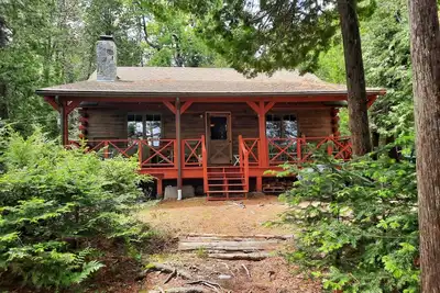 Image de Escape to Howie's Camp: Unwind and Recharge at This Lakefront Log Cabin