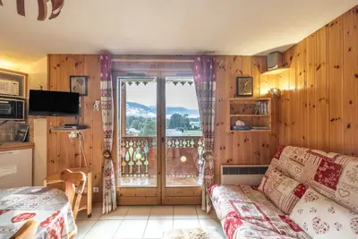 Image de Appartement 'L'Ourson 22 - 4-6 Pers - Morillon' avec vue sur montagne et balcon