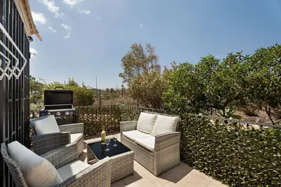 Image de Appartement de vacances « Adelfa Golf » avec vue sur la montagne, piscine partagée et Wi-Fi