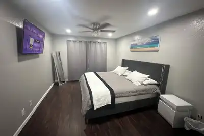 Image de 🏡 2 bedrooms, 1 bathroom 🛁 cozy, modern apartment. With sofa bed 🛋️\n