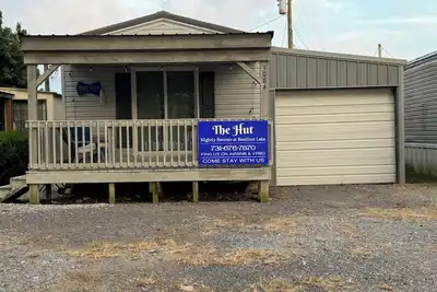 Image de The Hut. Cozy 2-bedroom mobile home on peaceful Reelfoot Lake with boat shed
