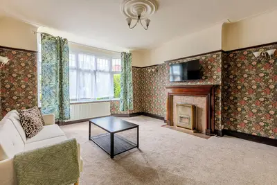 Image de Immense 3br House, Garden near Tooting Cmns, South