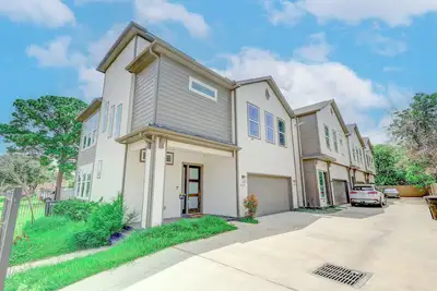 Image de Luxe 3-bedroom townhome with 3 king bed suites, 2 car Parking, Near Dwtn Houston