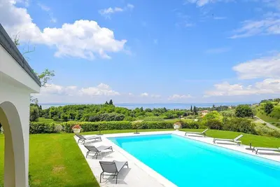 Image de Villa Cantuccino: A bright villa in a quiet position, situated a few miles from the shores of Lake Garda, with Free Wi-Fi.