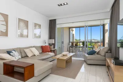 Image de Luxury Apartment 1206 at Bells Boulevard - Spa suite with park views in a beachfront resort