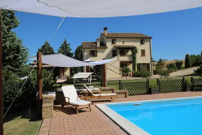 Image de Maison de campagne spacieuse avec piscine