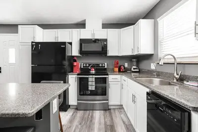 Image de Townhouse in Prime Carmel Location!