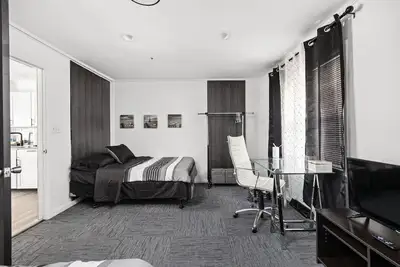 Image de Spacious Comfort Steps from Dining & Museums