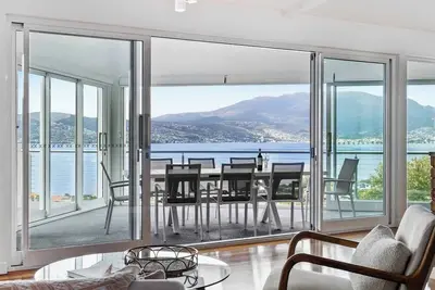 Image de \"Hillside Hideaway\" – Sleeps 10, Stunning Views.