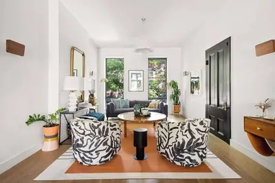 Image de Bergen Court by Rove Travel | 3br Triplex w/Garden