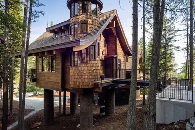 Image de Slopeside Treehouse with Private Hot Tub - Ski-in-Ski-out just 30` from Slopes!