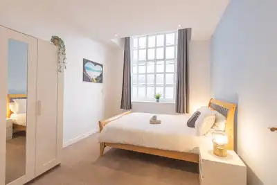 Image de Spacious, Modern City Centre Apartment- Free Parking