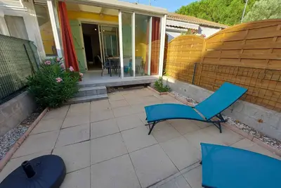 Image de Maison climatisée avec mezzanine refaite à neuf, proche plage et commerces, parking inclus