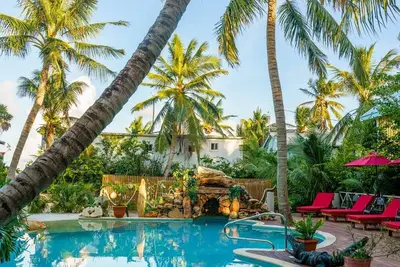 Image de Laid-back luxury in the quiet end of village just a moments walk to everything!