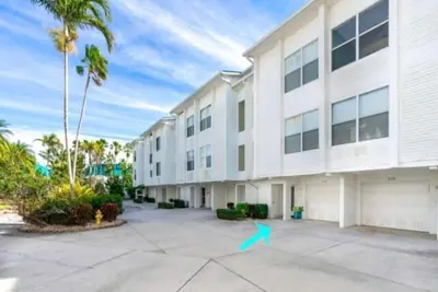 Image de Immerse yourself in the serenity of coastal living with this contemporary three-story townhome, nestled in the prestigious waterfront community of Cape Haze.