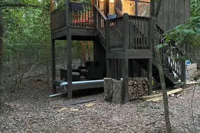 Holly Trail Treehouse in Anderson with Wifi, Ac, Smart Tv and Full Bath