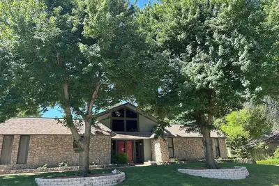 Image de Welcome to your backyard Oasis, right next to Ou. Boomer Sooner!