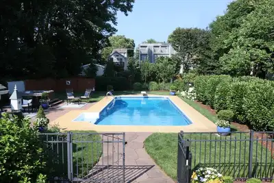 Image de Spend Commissioning Week Here:  Walk to Yard, Pool, Hot Tub, Kayaks, and more. . .