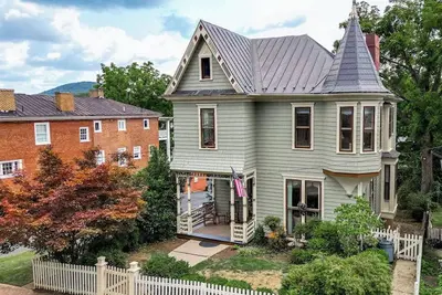 Image de Spacious, Renovated c. 1892 Queen Anne Victorian Blocks From Downtown Staunton