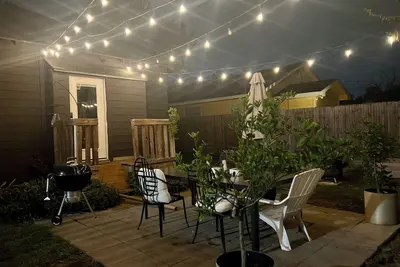 Image de Updated Vintage Oasis, Near Downtown & Stadiums, Huge Yard