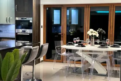 Image de Luxurious House with Spa Bath & Private Garden