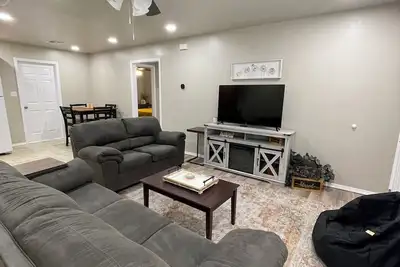 Image de Bewitching and Clean- 2 Bedroom Duplex