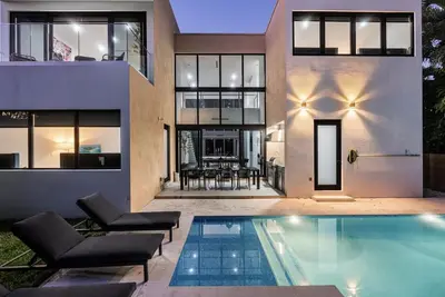 Image de Central Miami Luxury Home, Heated Pool, Jacuzzi, Billiards, Grill