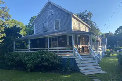 Image de Classic family-friendly, pet-friendly vacation cottage with private beach nearby